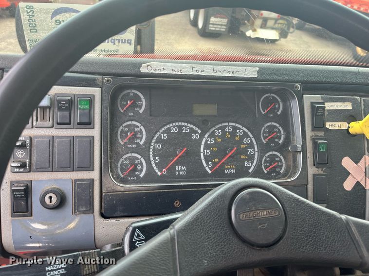 image for item DG5428 2002 Freightliner FL60  oil distributor truck