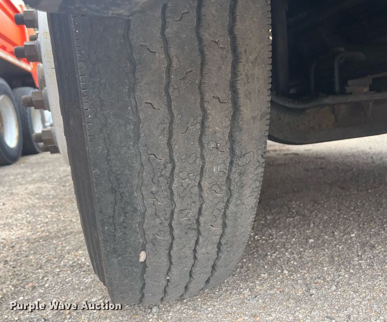 image for item DG5428 2002 Freightliner FL60  oil distributor truck