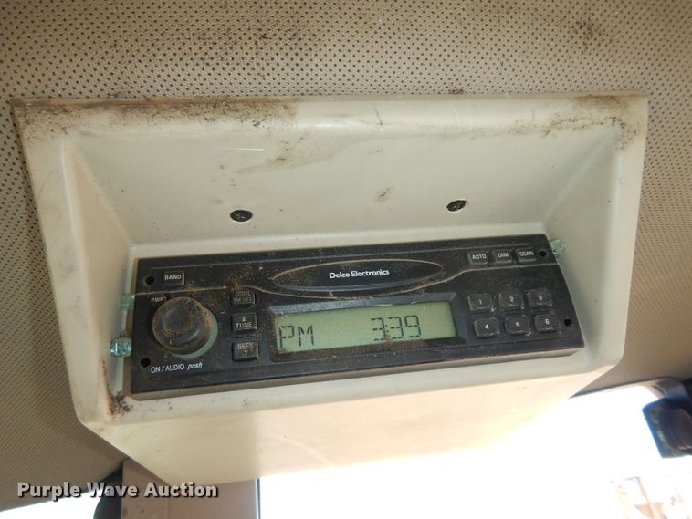 image for item DK7600 2005 John Deere 6415  tractor