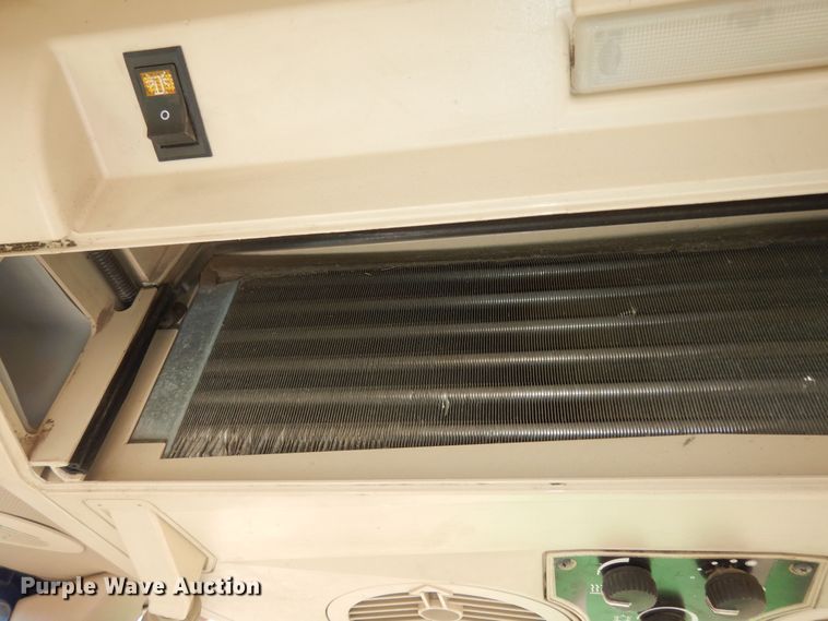 image for item DK7600 2005 John Deere 6415  tractor