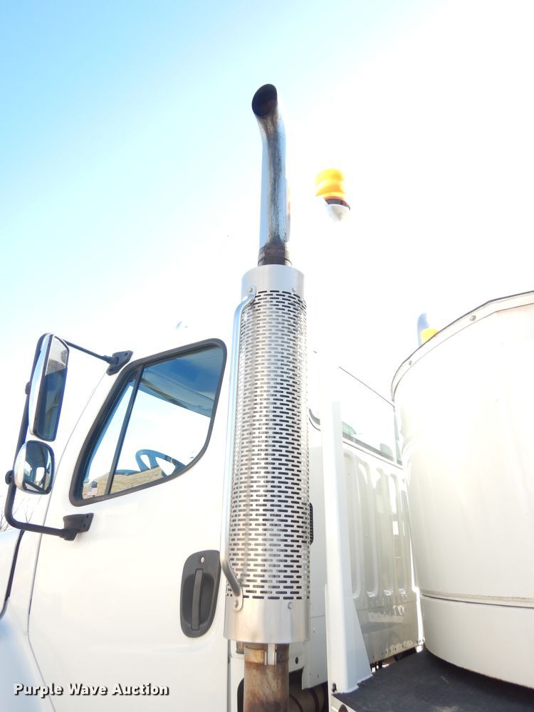 image for item DK7635 2006 Freightliner Business Class M2  bridge inspection truck