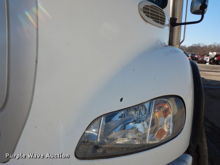 image for item DK7635 2006 Freightliner Business Class M2  bridge inspection truck