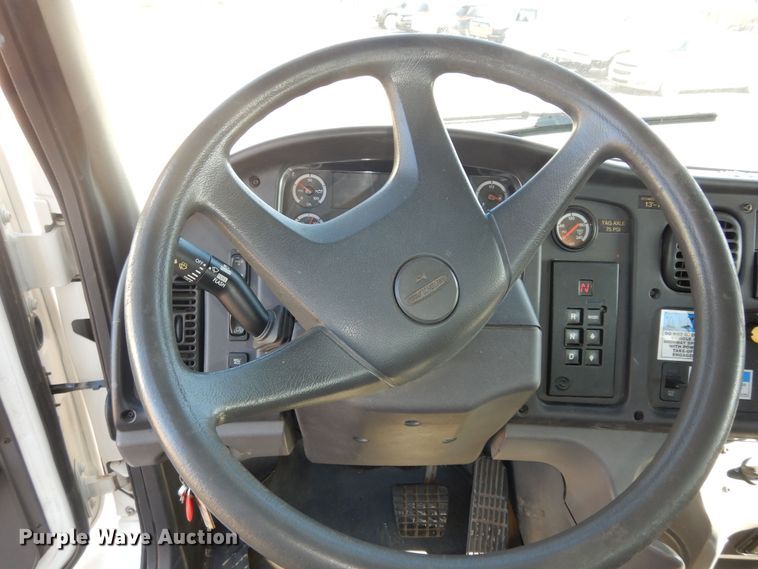 image for item DK7635 2006 Freightliner Business Class M2  bridge inspection truck