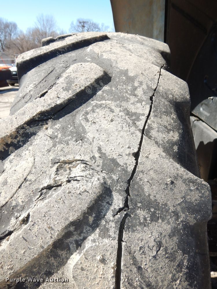 image for item DK7648 2003 New Holland TS100  tractor