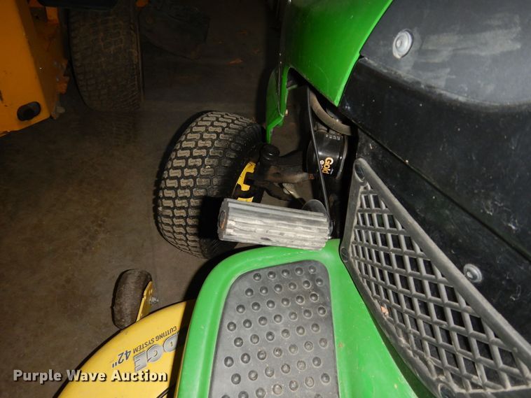 image for item KS9463 2007 John Deere LA110  lawn mower