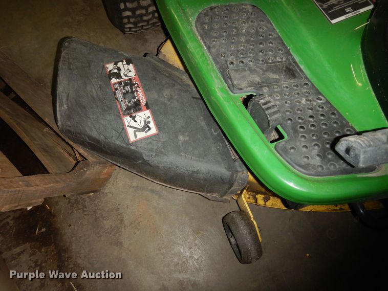 image for item KS9463 2007 John Deere LA110  lawn mower