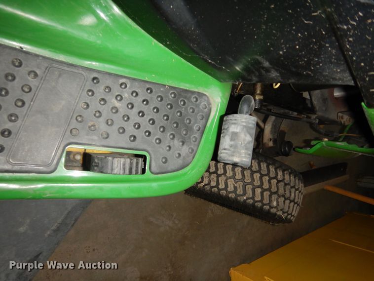 image for item KS9463 2007 John Deere LA110  lawn mower