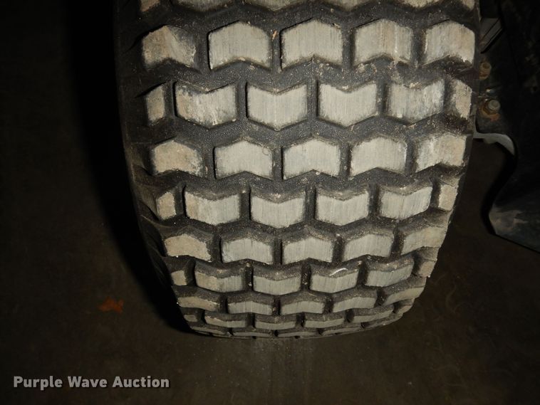 image for item KS9463 2007 John Deere LA110  lawn mower