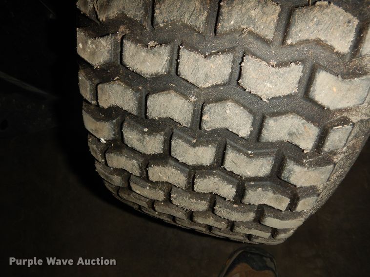 image for item KS9463 2007 John Deere LA110  lawn mower