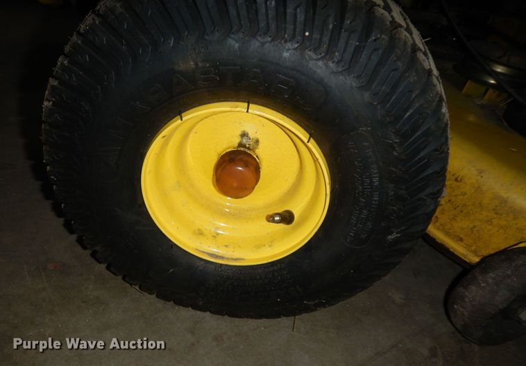 image for item KS9463 2007 John Deere LA110  lawn mower