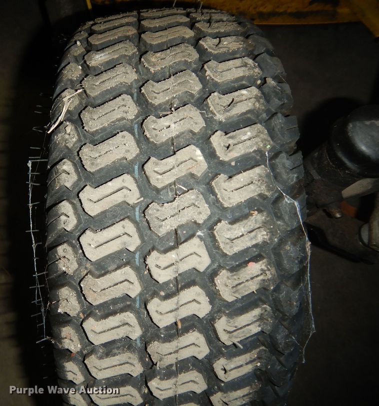 image for item KS9463 2007 John Deere LA110  lawn mower