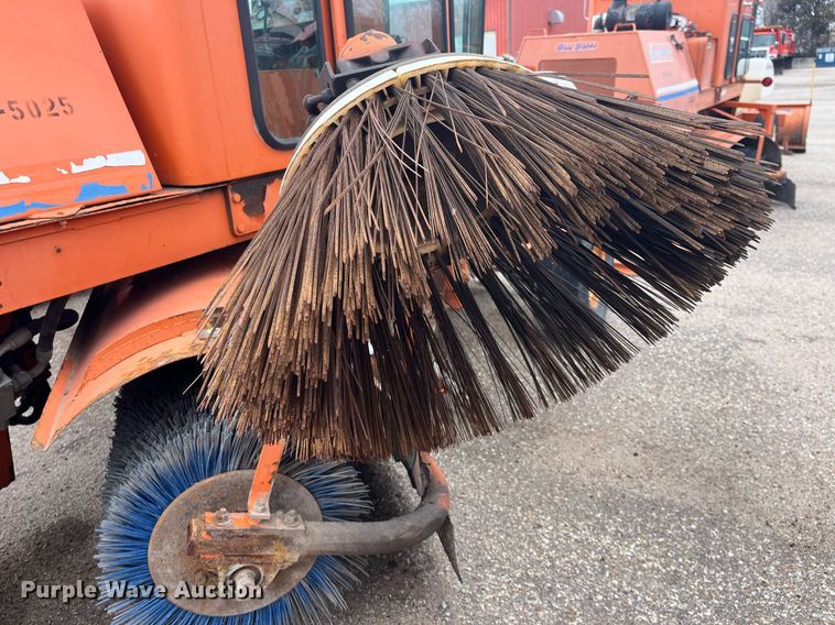 image for item LD9690 2004 Broce RJ-350  broom