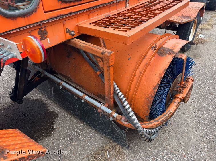 image for item LD9691 2006 Broce RJ-350  broom