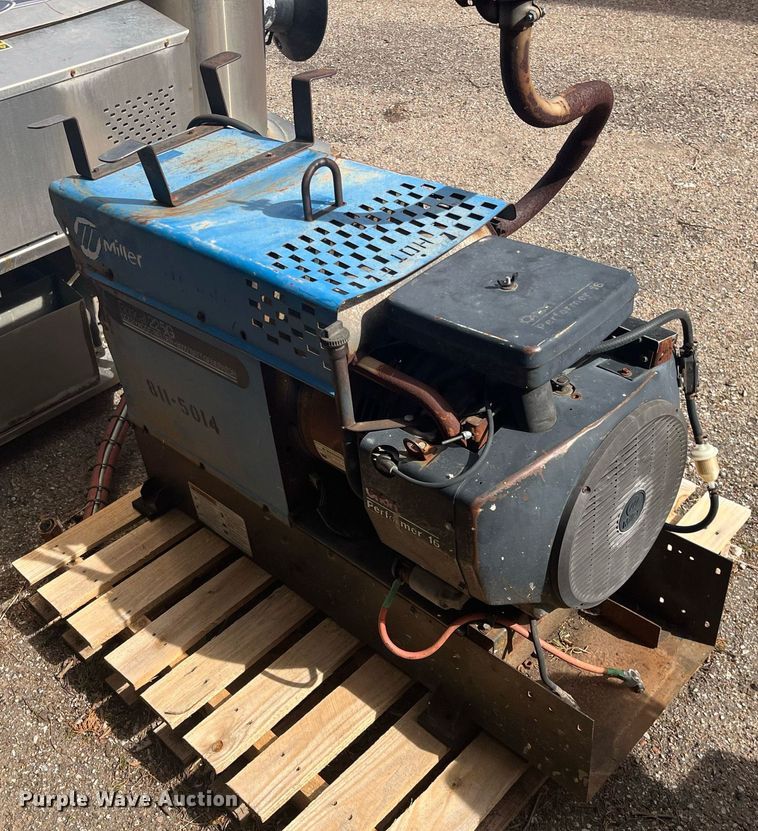 image for item LD9703 1994 Miller Bobcat 225G  welder/generator