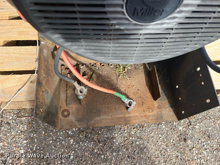 image for item LD9703 1994 Miller Bobcat 225G  welder/generator