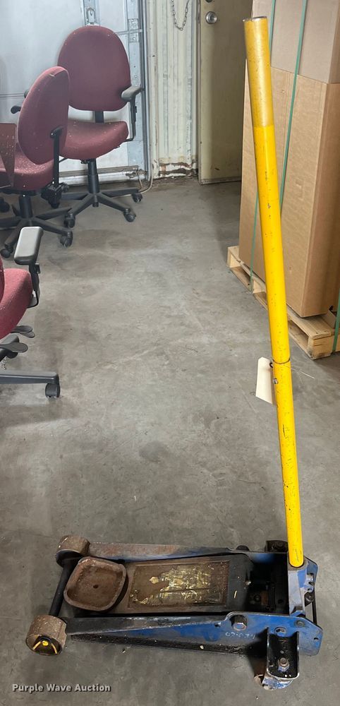 image for item LD9713 Lincoln W93642  floor jack