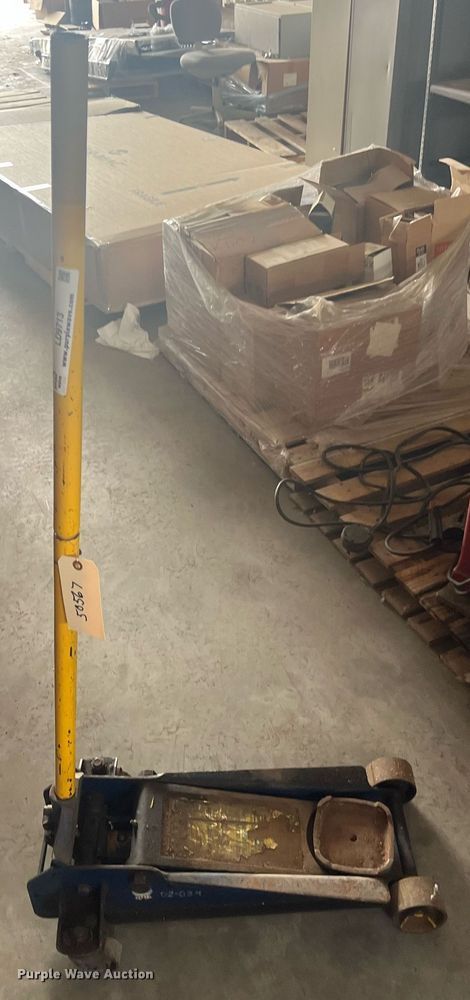 image for item LD9713 Lincoln W93642  floor jack