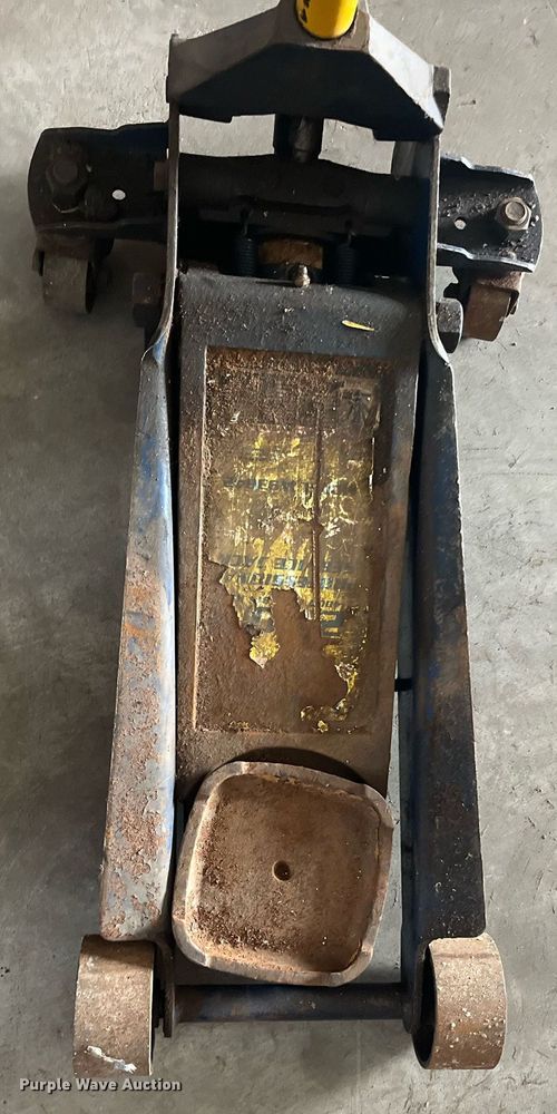 image for item LD9713 Lincoln W93642  floor jack