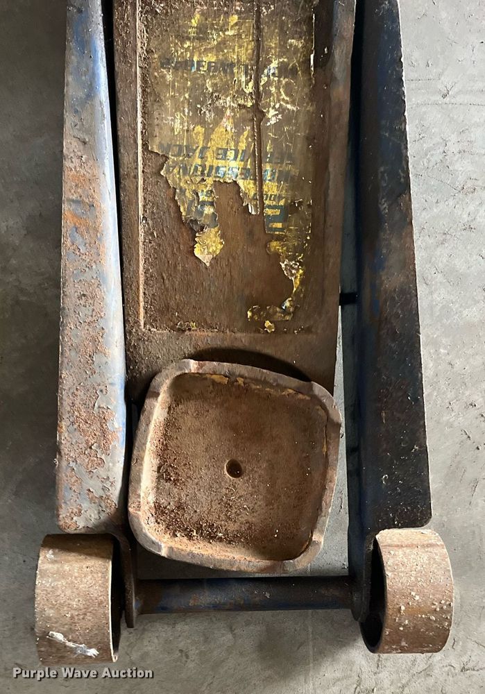 image for item LD9713 Lincoln W93642  floor jack