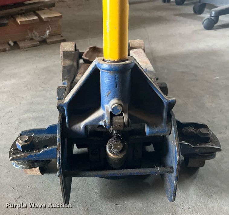 image for item LD9713 Lincoln W93642  floor jack