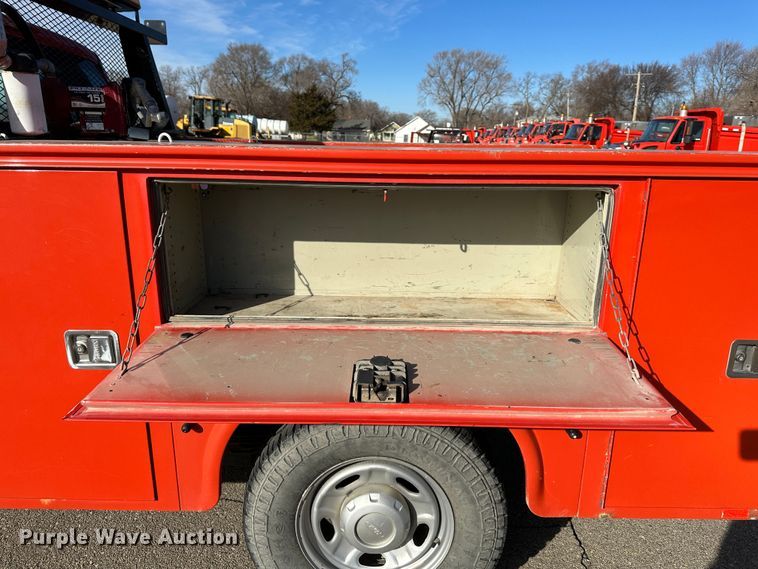 image for item LN9044 2011 Ford F250 Super Duty  utility bed pickup truck