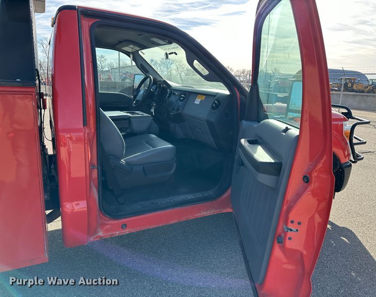 image for item LN9044 2011 Ford F250 Super Duty  utility bed pickup truck