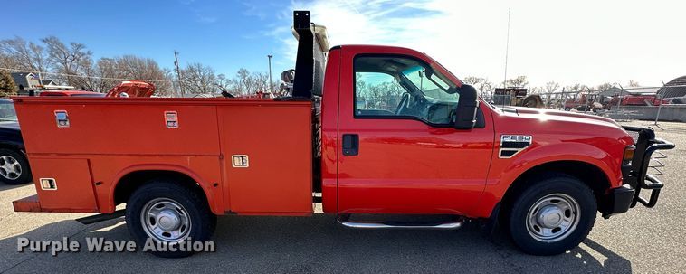 image for item LN9046 2010 Ford F250 Super Duty  utility bed pickup truck