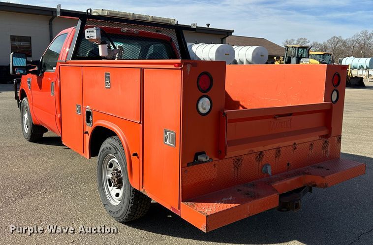 image for item LN9046 2010 Ford F250 Super Duty  utility bed pickup truck