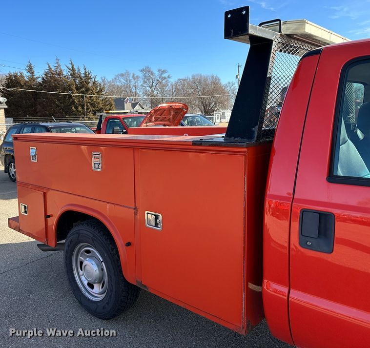 image for item LN9046 2010 Ford F250 Super Duty  utility bed pickup truck