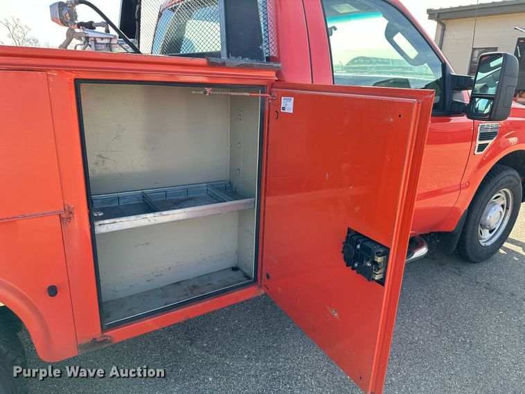 image for item LN9046 2010 Ford F250 Super Duty  utility bed pickup truck