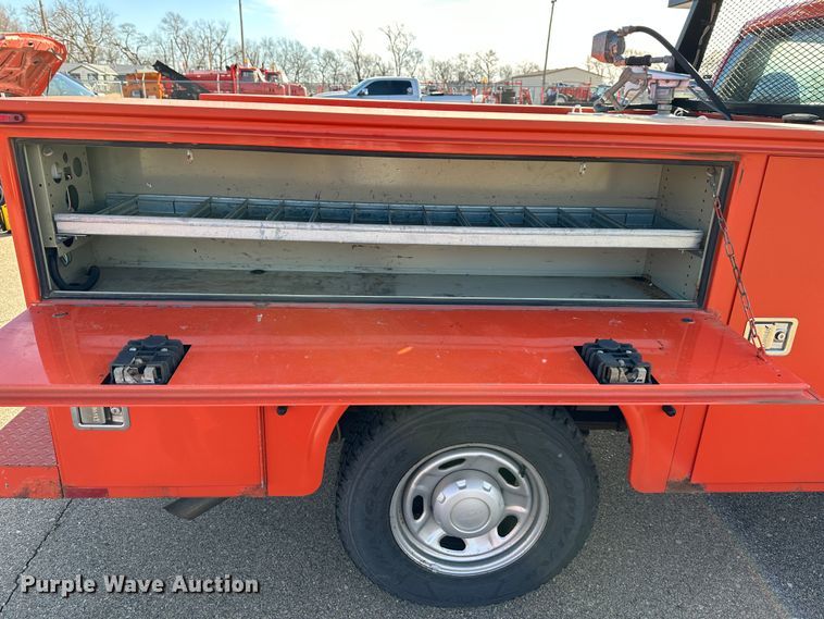 image for item LN9046 2010 Ford F250 Super Duty  utility bed pickup truck