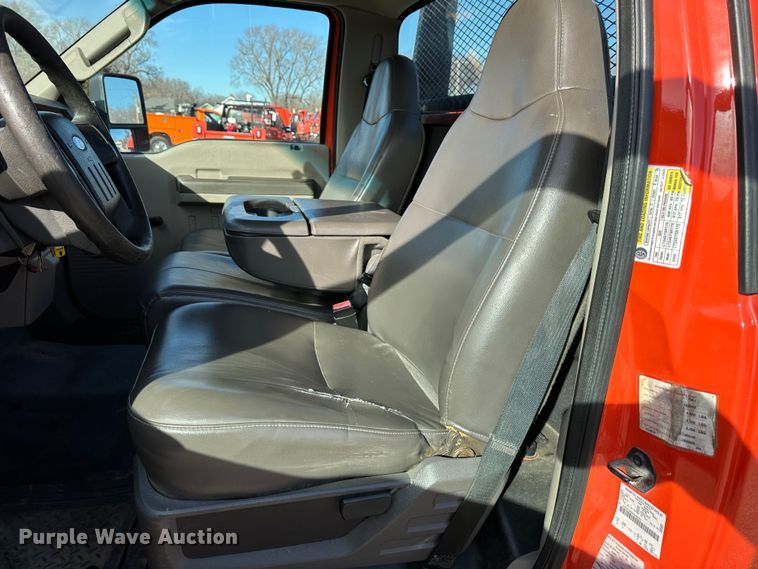 image for item LN9046 2010 Ford F250 Super Duty  utility bed pickup truck