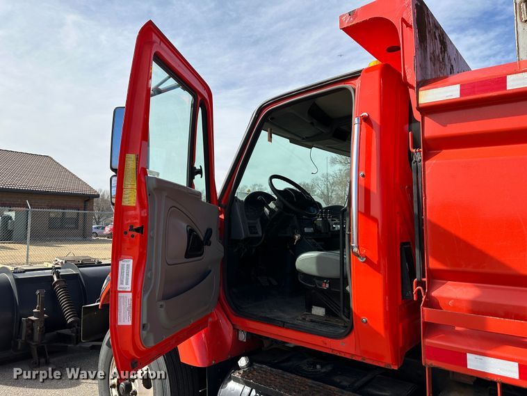 image for item LN9052 2007 International 7400  dump truck