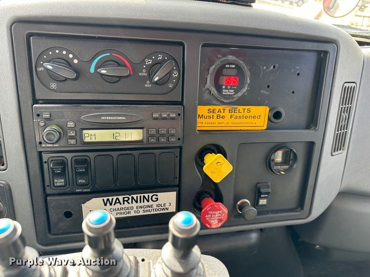 image for item LN9052 2007 International 7400  dump truck