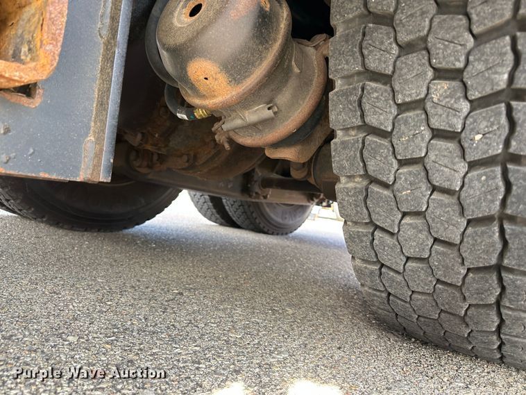 image for item LN9052 2007 International 7400  dump truck