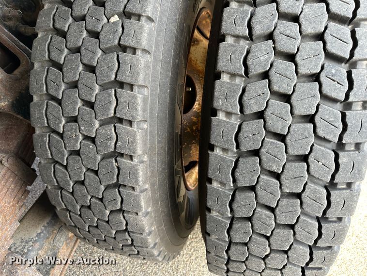 image for item LN9052 2007 International 7400  dump truck