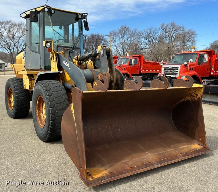 image for item LN9055 2006 John Deere 444J  wheel loader