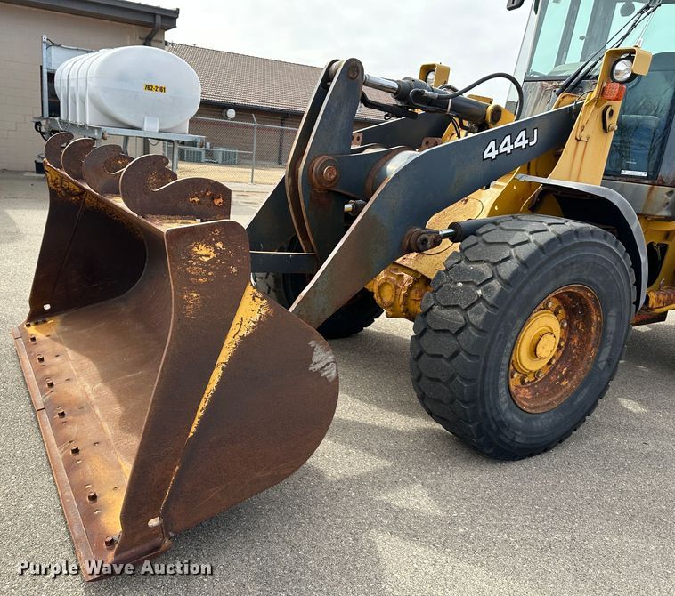 image for item LN9055 2006 John Deere 444J  wheel loader