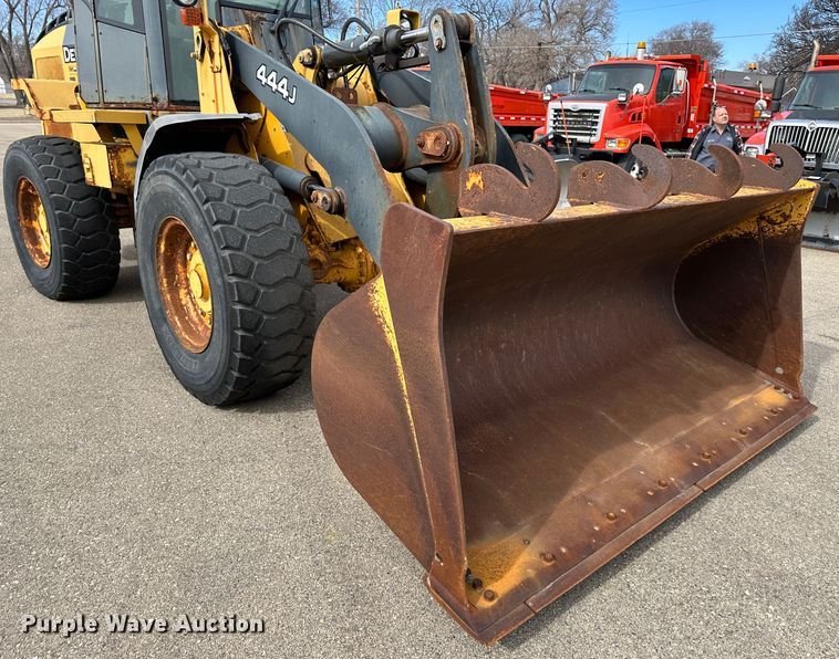 image for item LN9055 2006 John Deere 444J  wheel loader