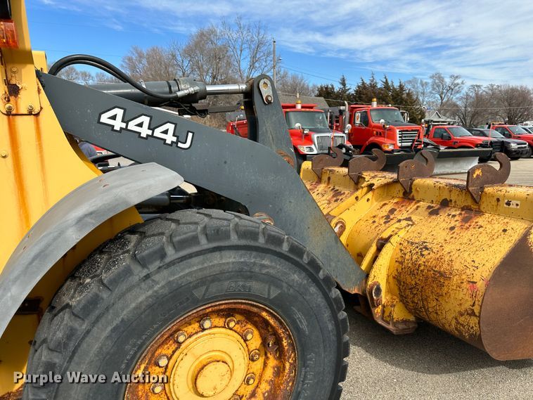 image for item LN9055 2006 John Deere 444J  wheel loader