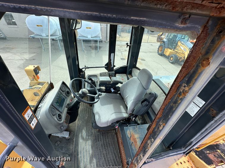 image for item LN9055 2006 John Deere 444J  wheel loader