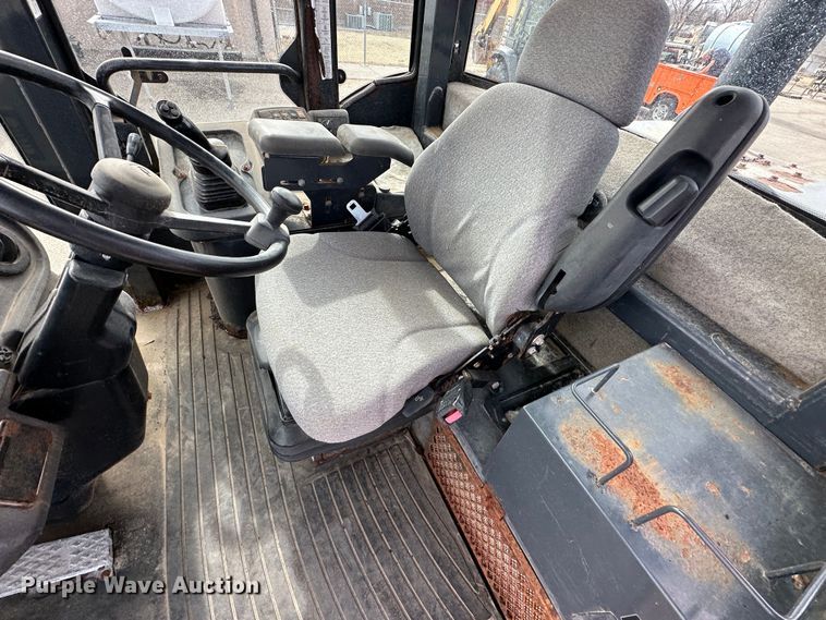 image for item LN9055 2006 John Deere 444J  wheel loader