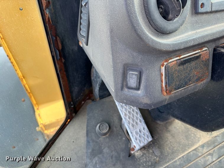 image for item LN9055 2006 John Deere 444J  wheel loader