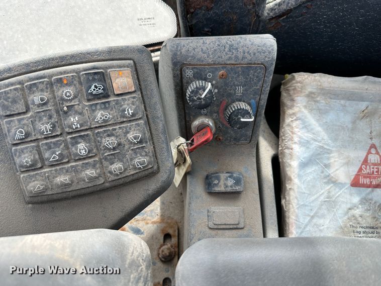 image for item LN9055 2006 John Deere 444J  wheel loader