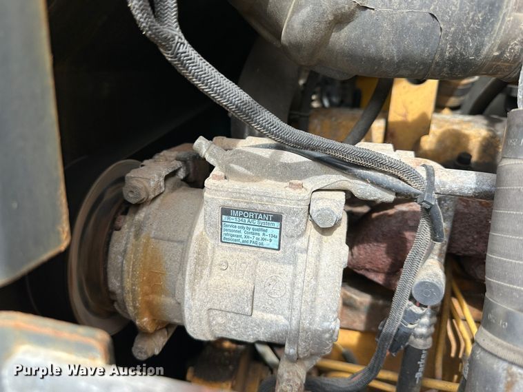 image for item LN9055 2006 John Deere 444J  wheel loader