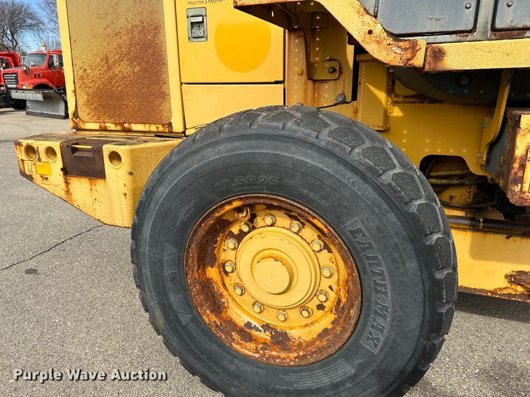 image for item LN9055 2006 John Deere 444J  wheel loader