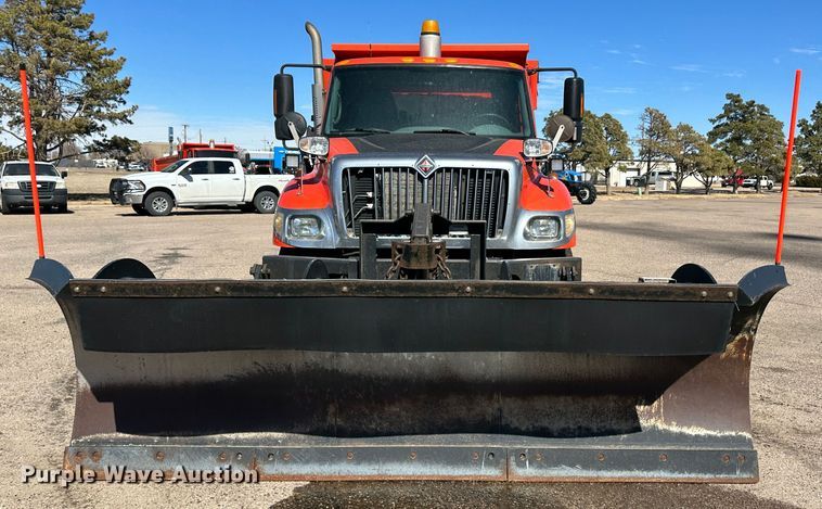 image for item LT9051 2005 International 7400  dump truck