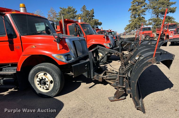 image for item LT9051 2005 International 7400  dump truck