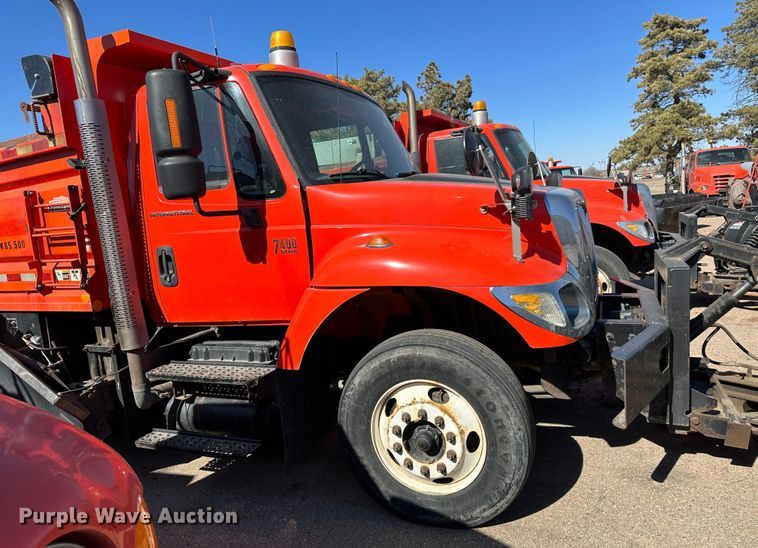 image for item LT9051 2005 International 7400  dump truck