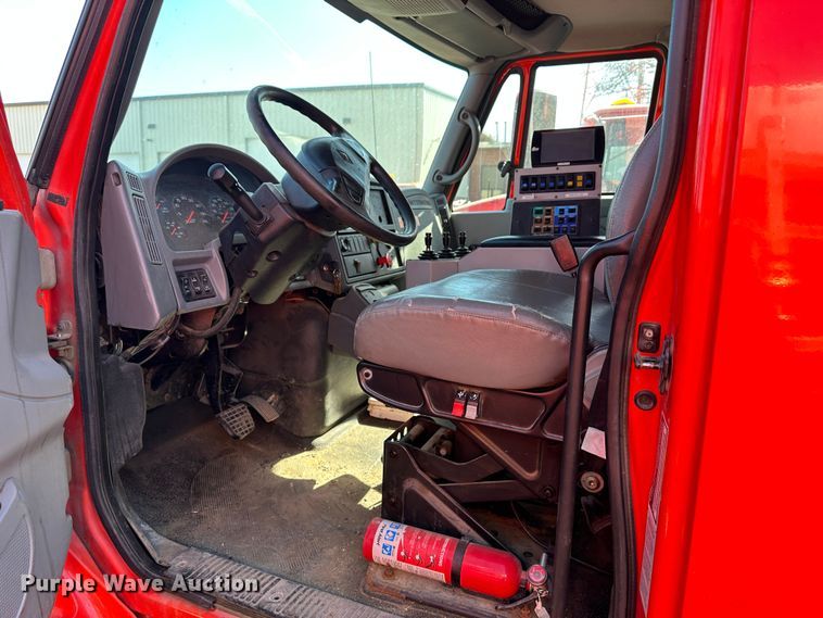 image for item LT9051 2005 International 7400  dump truck